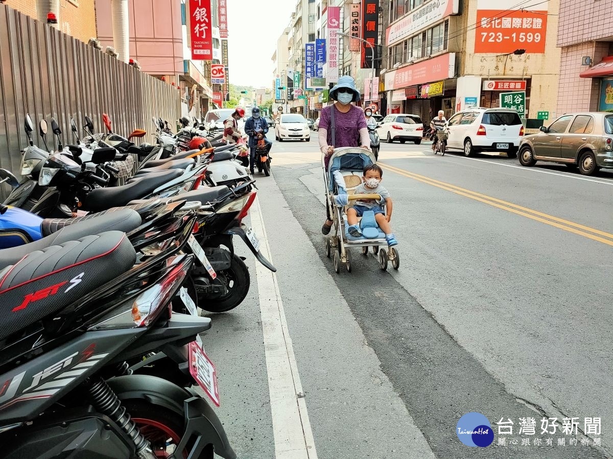 光復路與和平路口的郵局舊址改建綜合商業大樓工程現況，行人與車爭道、險象環生。圖／記者鄧富珍攝