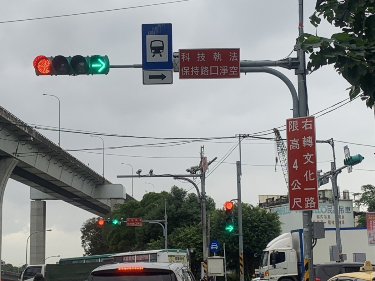 交流道科技執法上路，維護用路人安全執法不手軟。