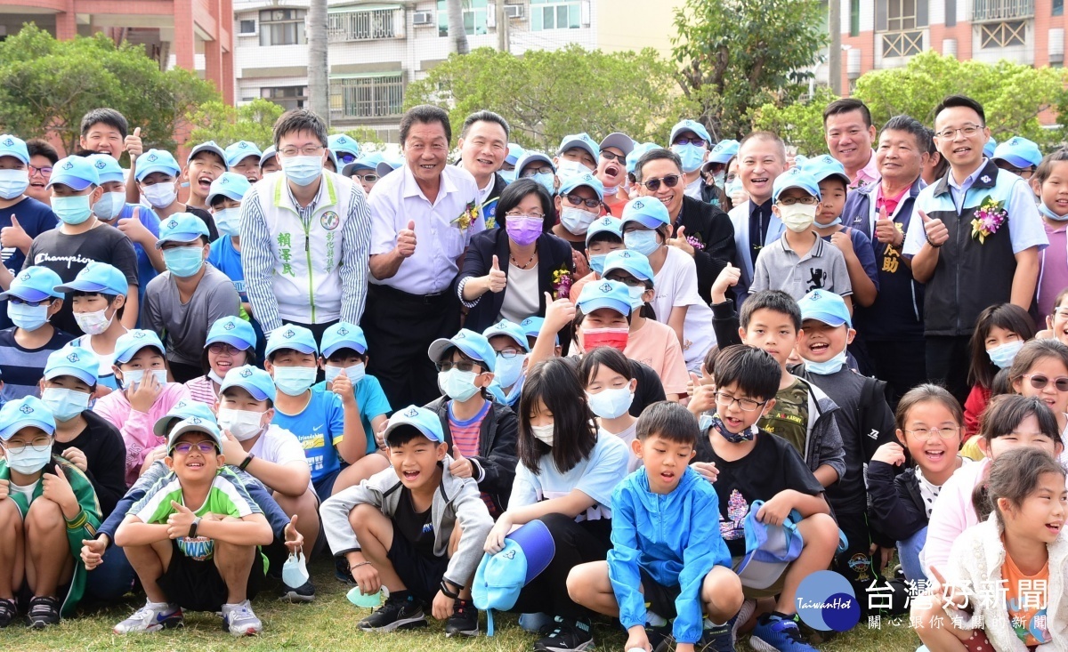 縣長王惠美、縣議員張錦昆、賴澤民、台灣鋼鐵集團董事長王炯棻、慶欣欣鋼鐵(股)公司特助王大維、縣府教育處長陳逸玲、大村國小校長江淑芬、大村國小家長會長劉錦文與大村國小學童。