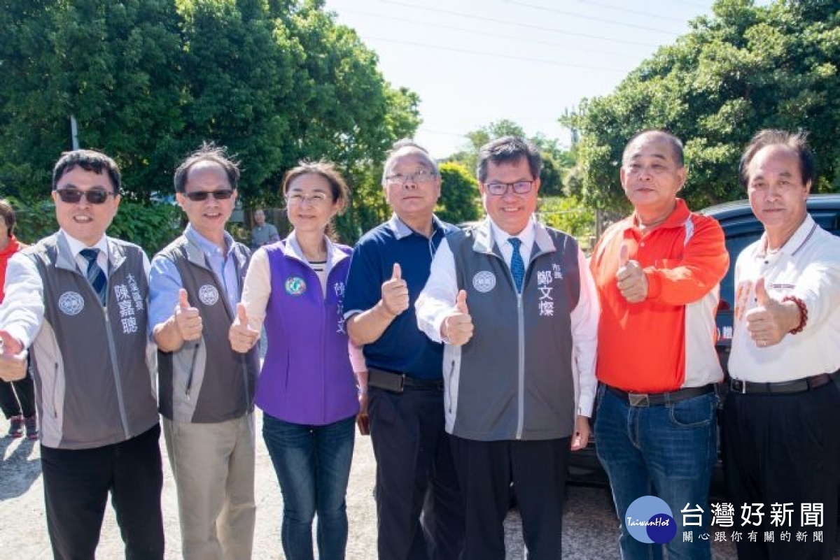 市長和與會貴賓於河川巡護車前合影