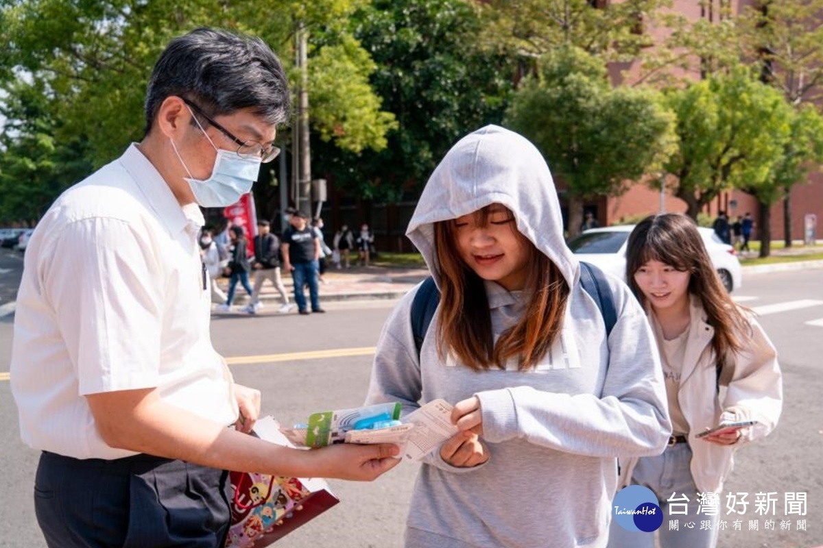 副校長孫惠民發放防身警報器。