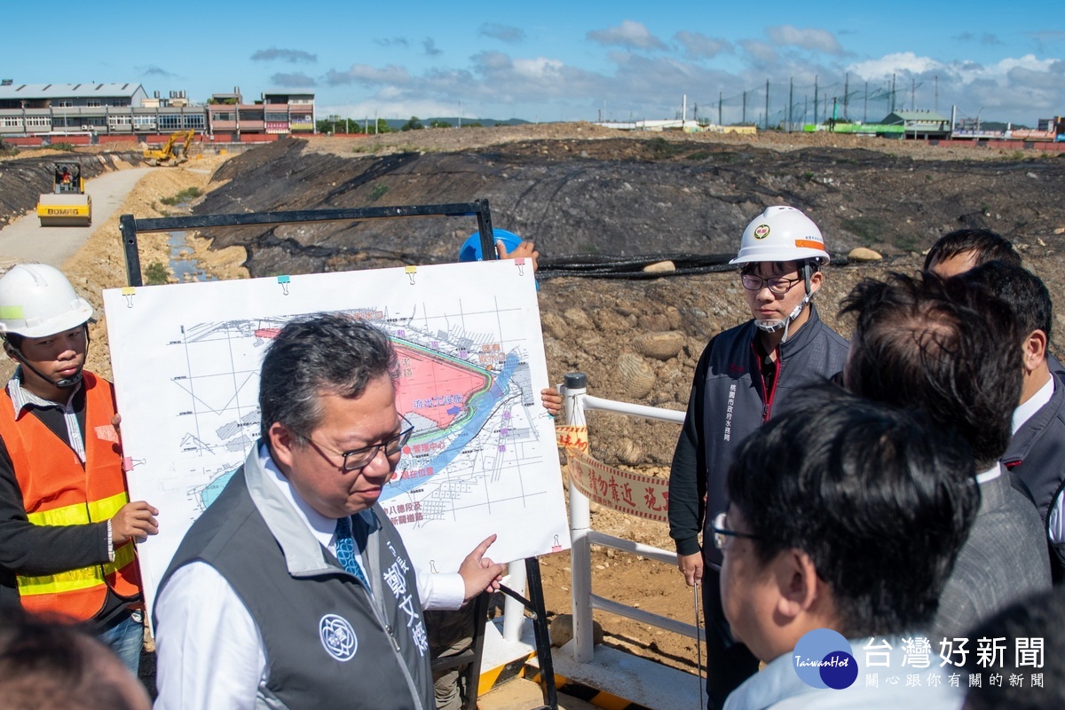 桃園市長鄭文燦巡視大湳滯洪池工程進度，聽取施工單位簡報。