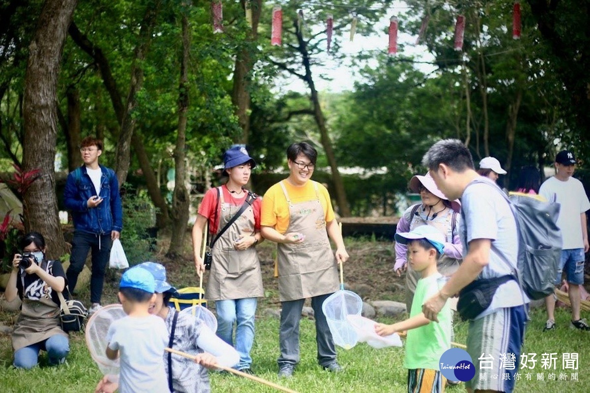 桃園市政府青年事務局推動大專生與青農創新跨域學習，透過親子教育互動引導學員融入學習。