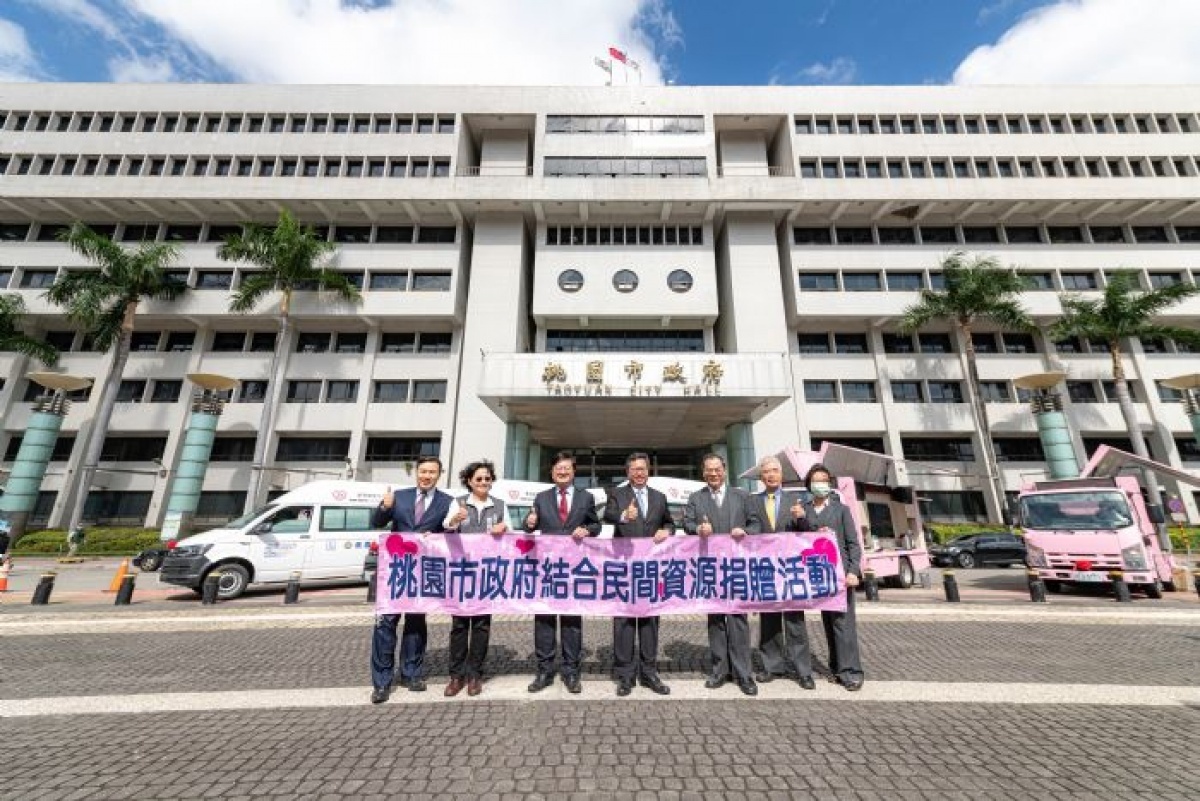 市長和與會來賓於捐贈車輛前合影