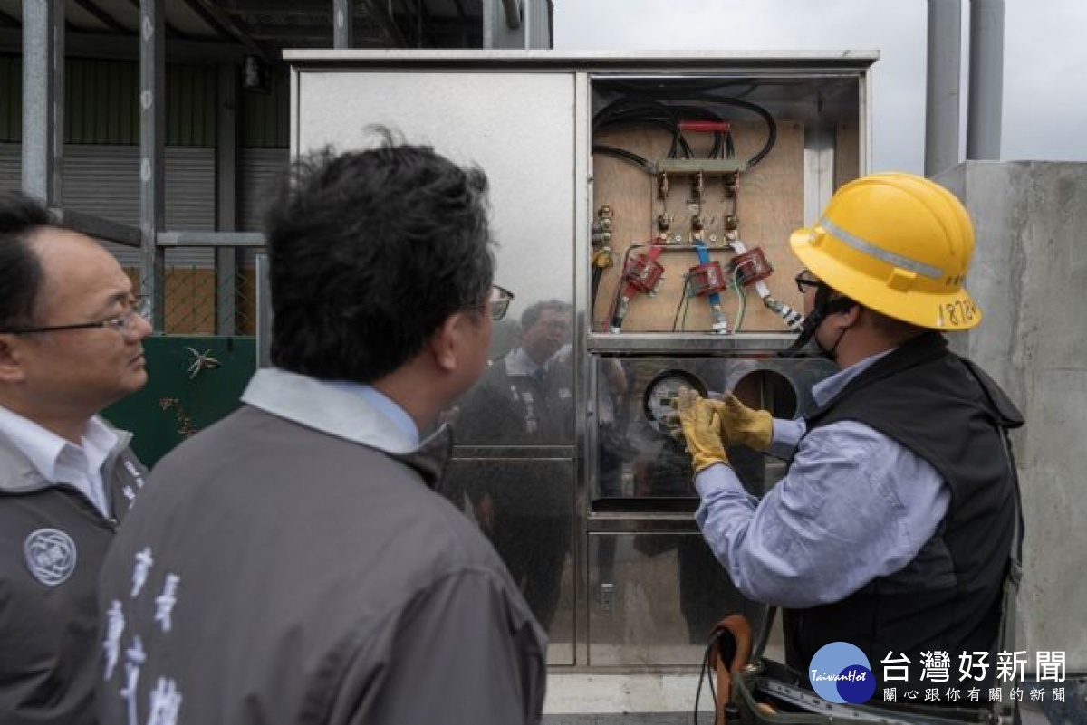 台灣電力公司人員解說斷電步驟