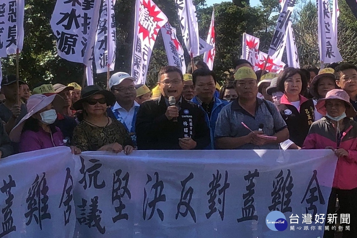 自救會民眾抗議業者在龍潭區高平里興建大型養雞場，桃園市議員林昭賢到場聲援要求市府重視民意嚴格把關。