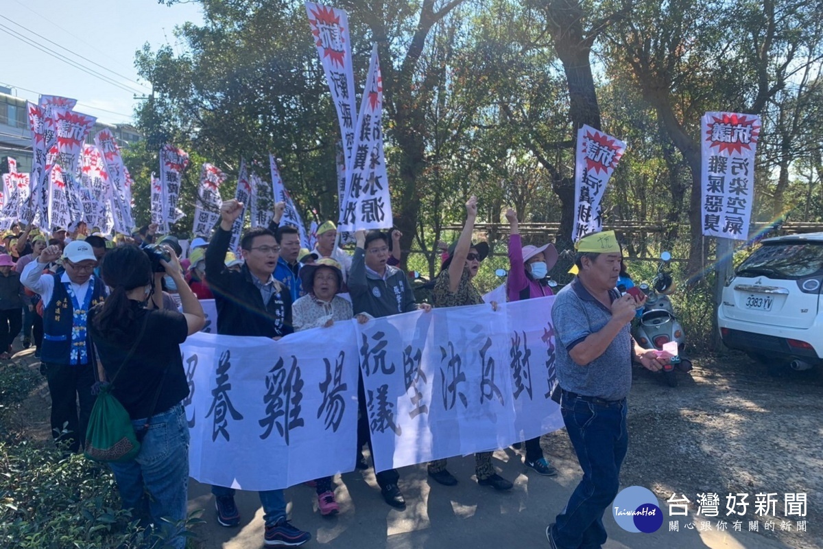 自救會民眾抗議業者在龍潭區高平里興建大型養雞場，桃園市議員林昭賢到場聲援要求市府重視民意嚴格把關。