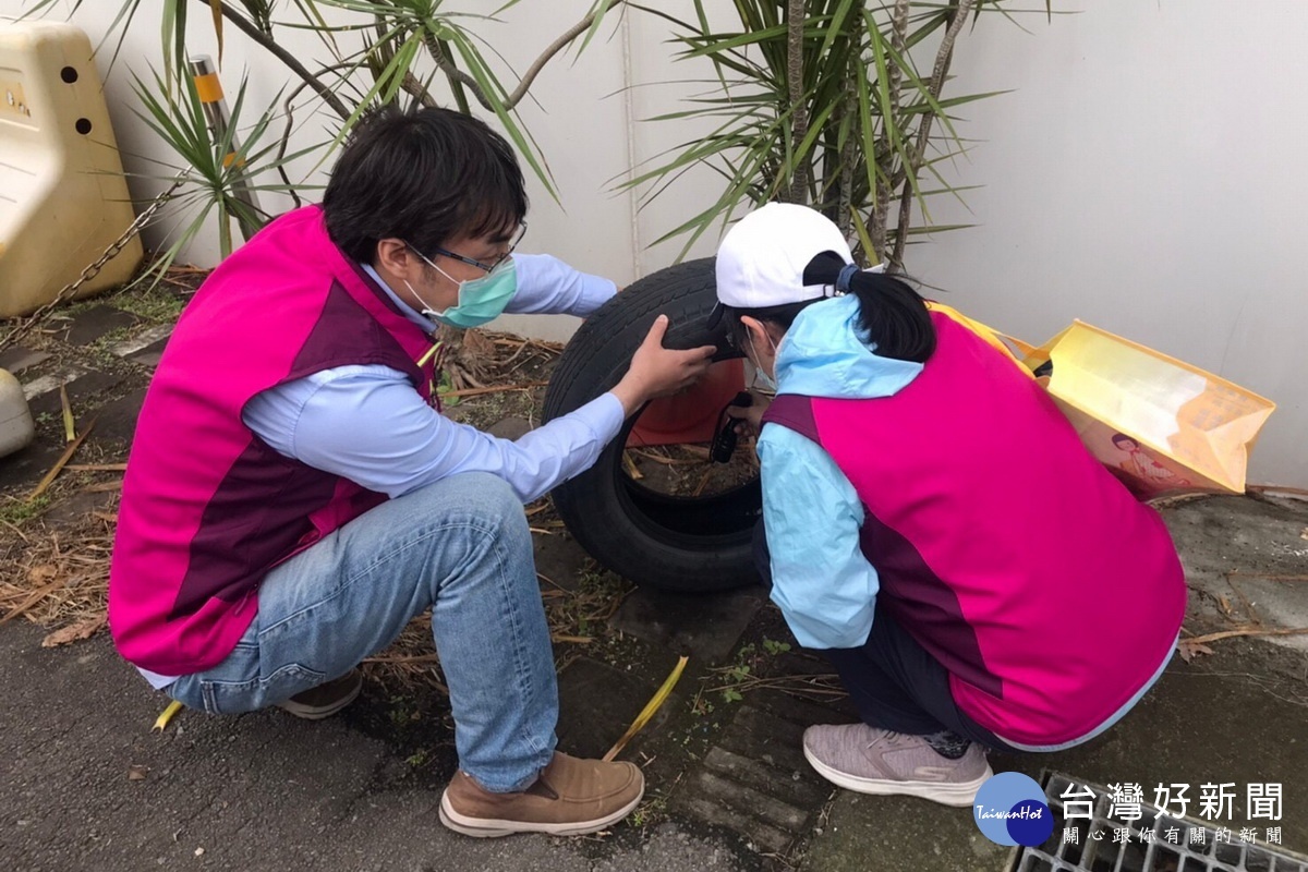 桃園市龜山區新增1例本土登革熱個案，衛生單位進行擴大孳清範圍及化學噴藥防治作業。