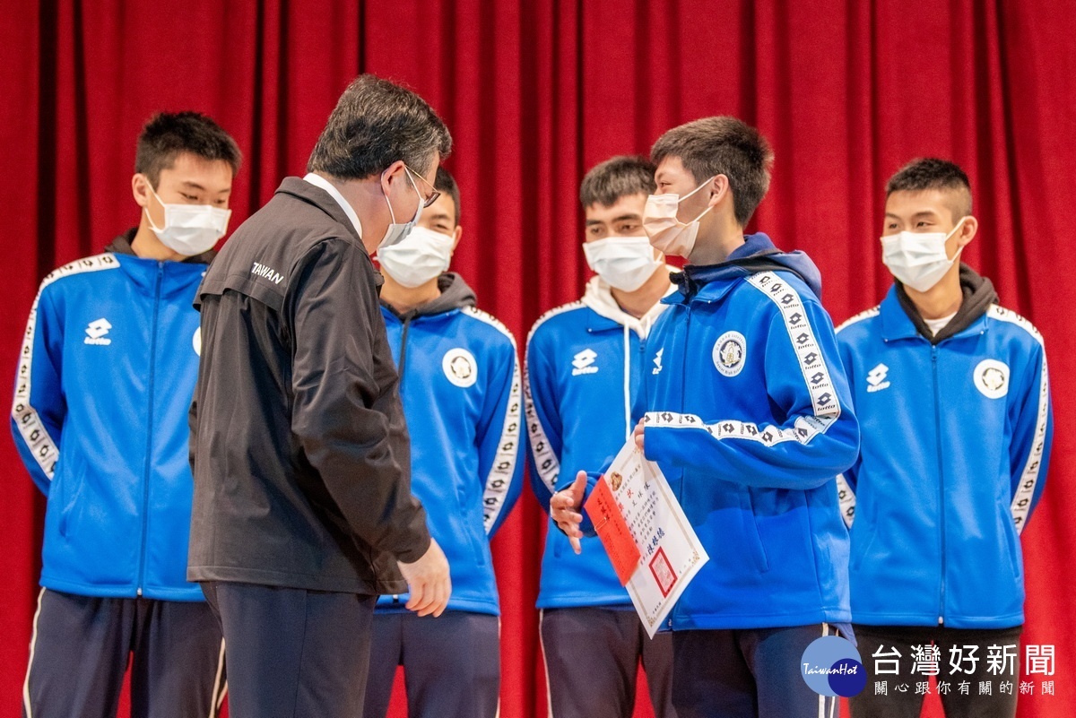 桃園市長鄭文燦出席大園仁壽宮頒發優秀學生獎助學金，鼓勵獲獎學生繼續努力。