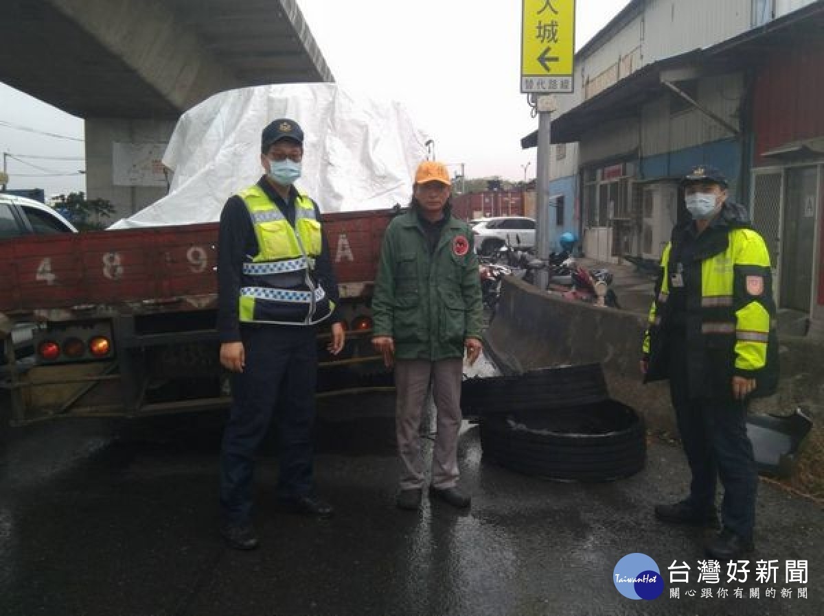 台西分局警員獲報臺61快速道路橋頭段遺留許多大型輪胎皮及多塊木製棧板，阻礙車輛通行，警方立即趕往實施交管，並排除掉落物，以維用路人安全。