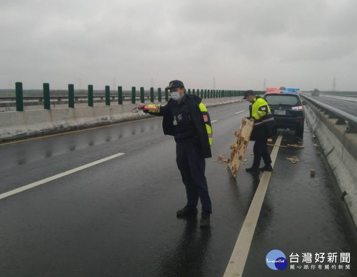 台西分局警員獲報臺61快速道路橋頭段遺留許多大型輪胎皮及多塊木製棧板，阻礙車輛通行，警方立即趕往實施交管，並排除掉落物，以維用路人安全。