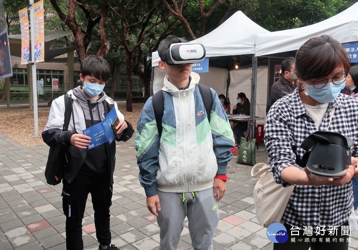 中原大學「服務實境體驗市集」以VR虛擬實境體驗讓學生體會身心障礙者之視野。