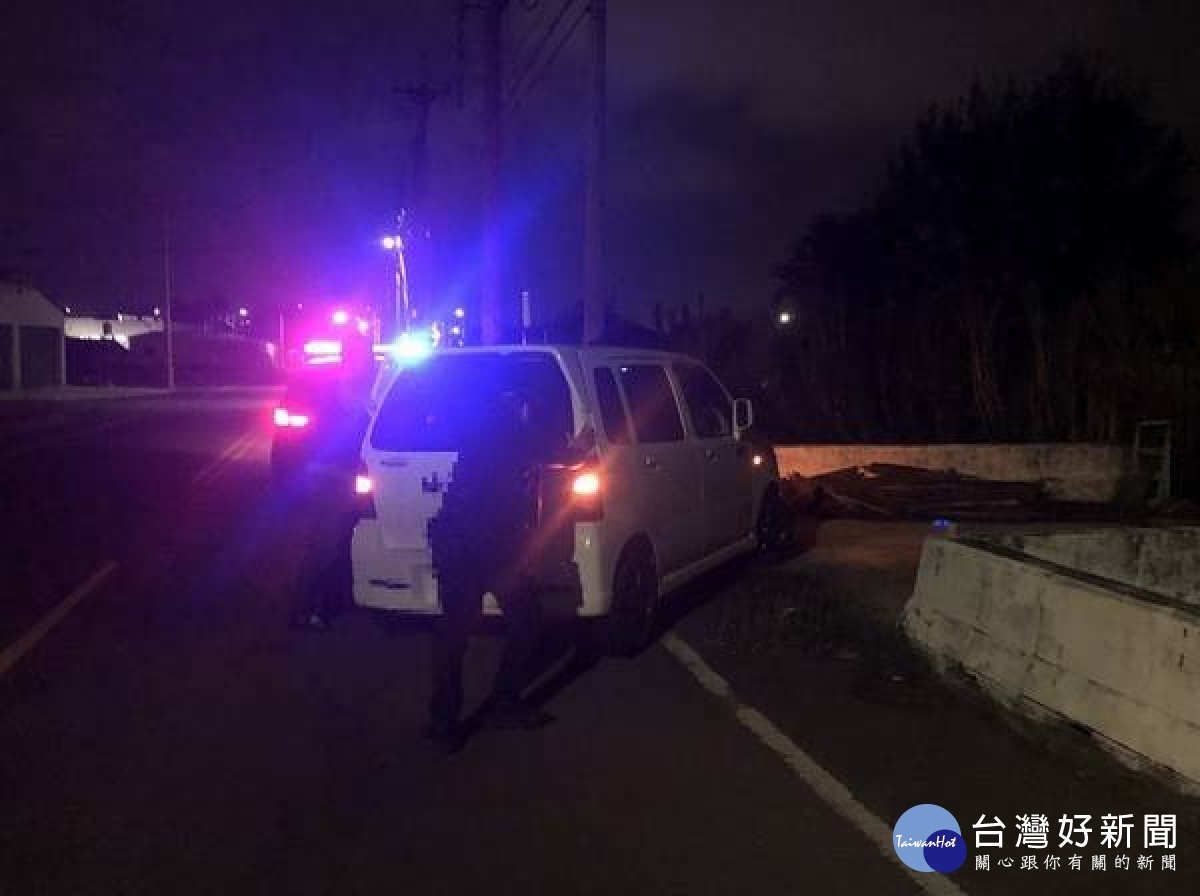 麥寮所警員巡邏時發現一部汽車故障停放路中，考量夜間交通之安全，遂協助將車輛推至路旁安全位置停放，民眾深表感激。