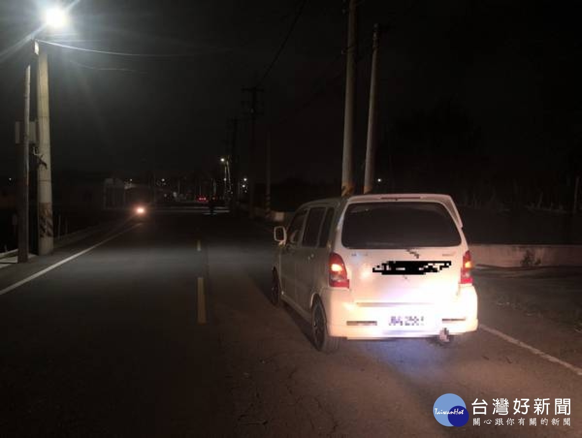 麥寮所警員巡邏時發現一部汽車故障停放路中，考量夜間交通之安全，遂協助將車輛推至路旁安全位置停放，民眾深表感激。