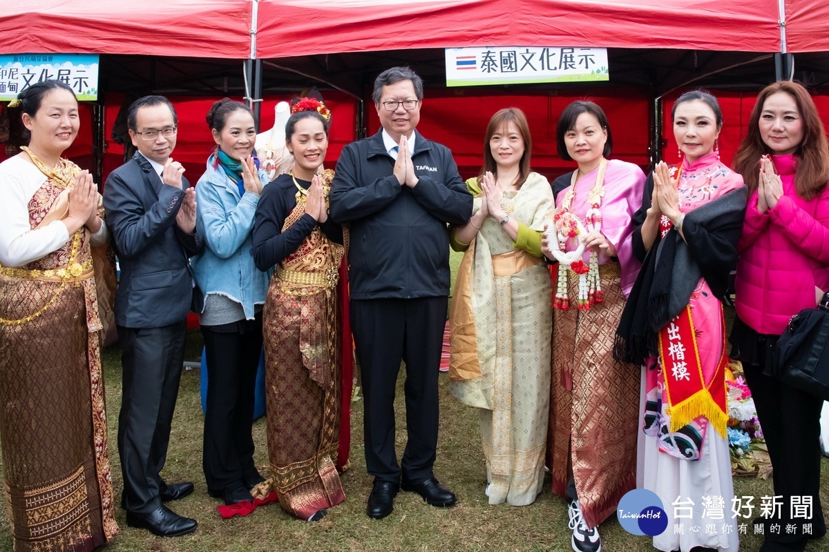 桃園市長鄭文燦與新住民朋友們合影。