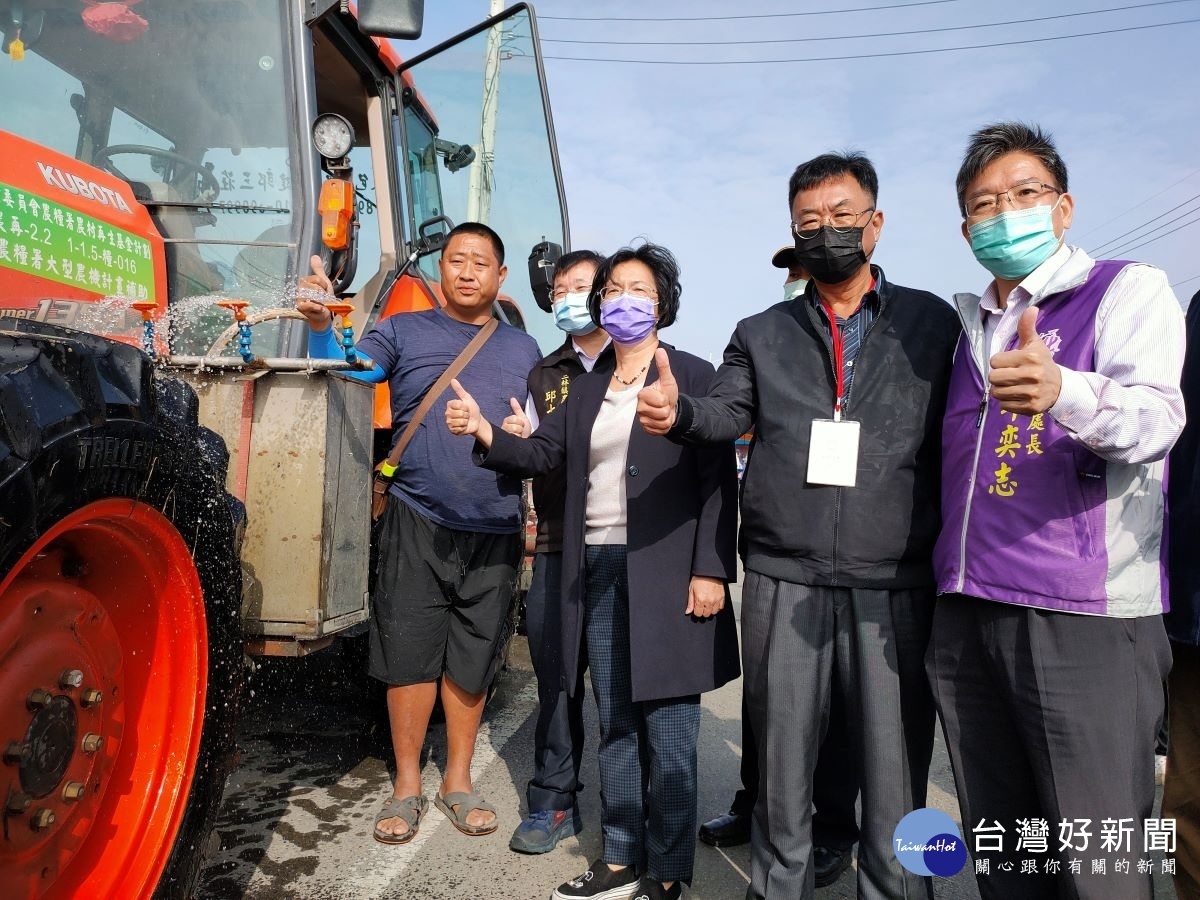 彰化縣長王惠美在二林鎮親自示範使用液態稻草分解菌並帶領農友觀摩農機清洗操作情形與效果。圖／記者鄧富珍攝