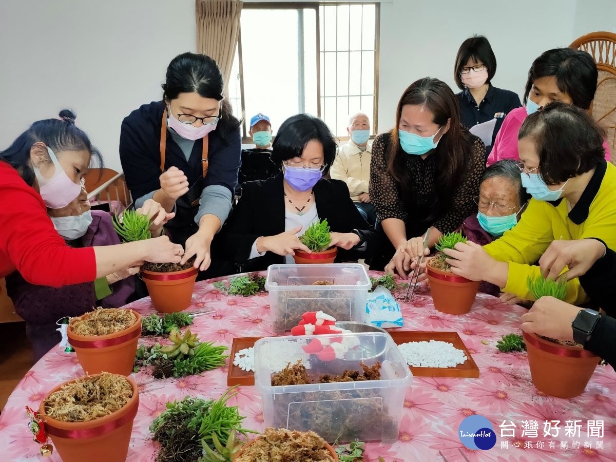 彰化推廣家庭式「托顧」服務據點，照顧您的老寶貝。縣長王惠美替地到社區關心長輩，與長輩們話家常。圖／記者鄧富珍攝