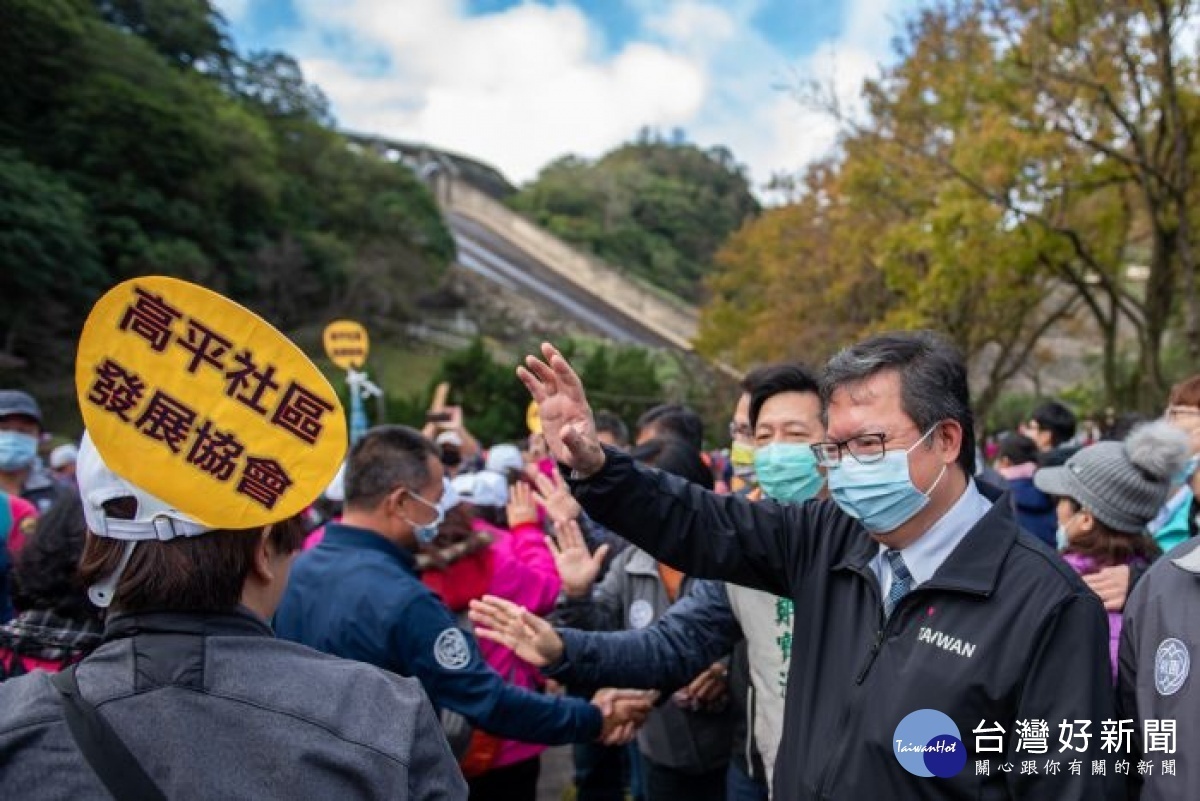 市長向市民朋友揮手致意