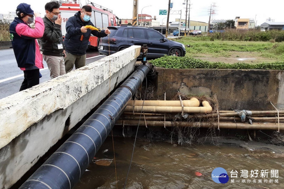 蘆竹區旭富製藥廠房大火，桃園市政府環保局第一時間派員前往應變與監控。