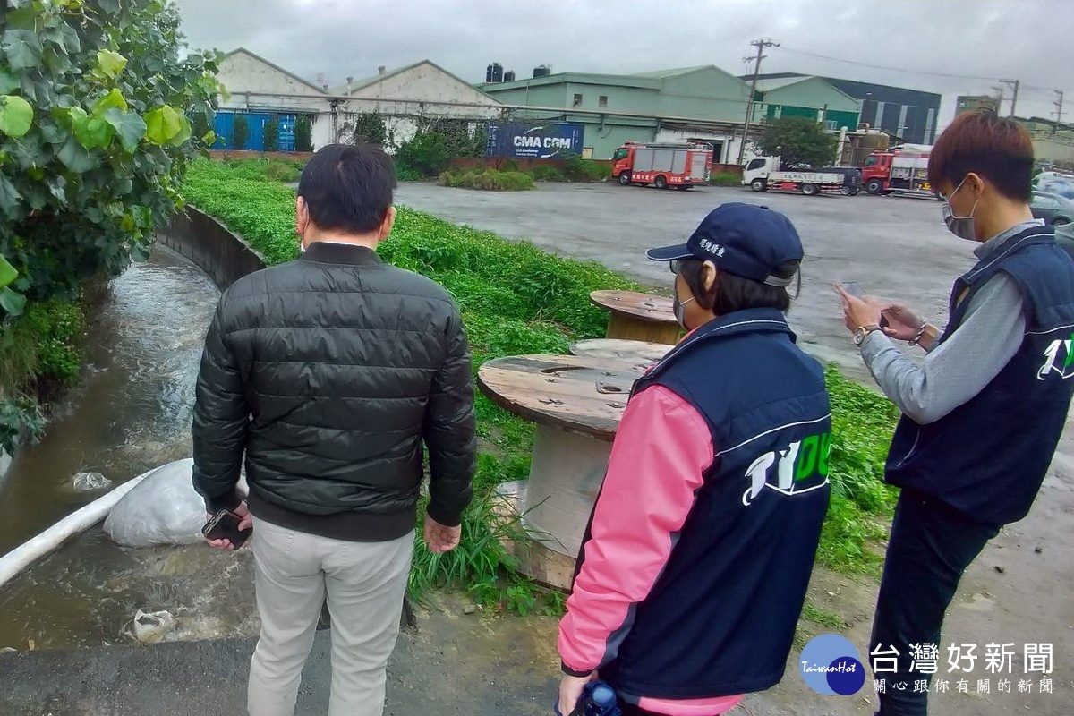 蘆竹區旭富製藥廠房大火，桃園市政府環保局第一時間派員前往應變與監控。