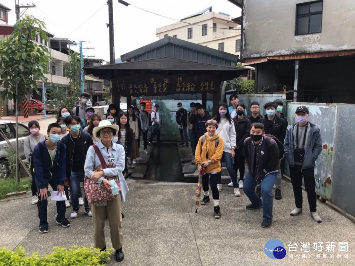 中原大學「桃園學」系列課程師生至龍潭三坑踏查見學。