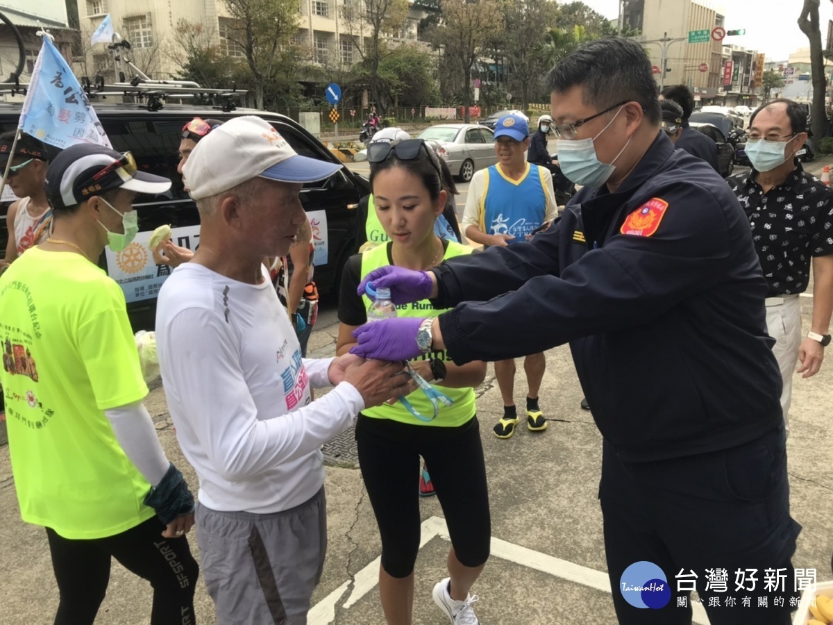 台灣盲人環台路跑公益活動，平鎮警設愛心公益補給站