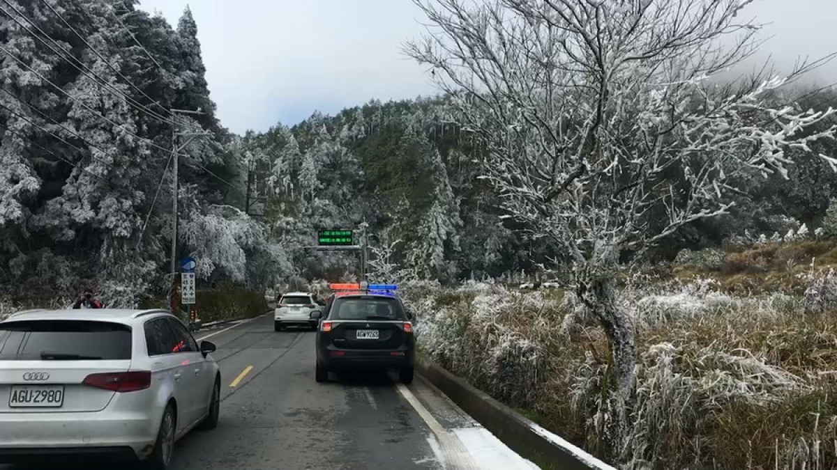 追賞霧淞美景，山區道路出現龐大車潮。（圖∕宜蘭縣警察局提供）