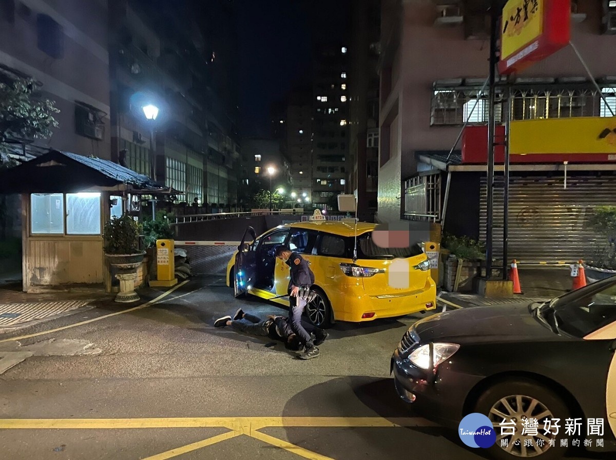 醉漢搶計程車遭警壓制逮捕 台灣好新聞taiwanhot Net