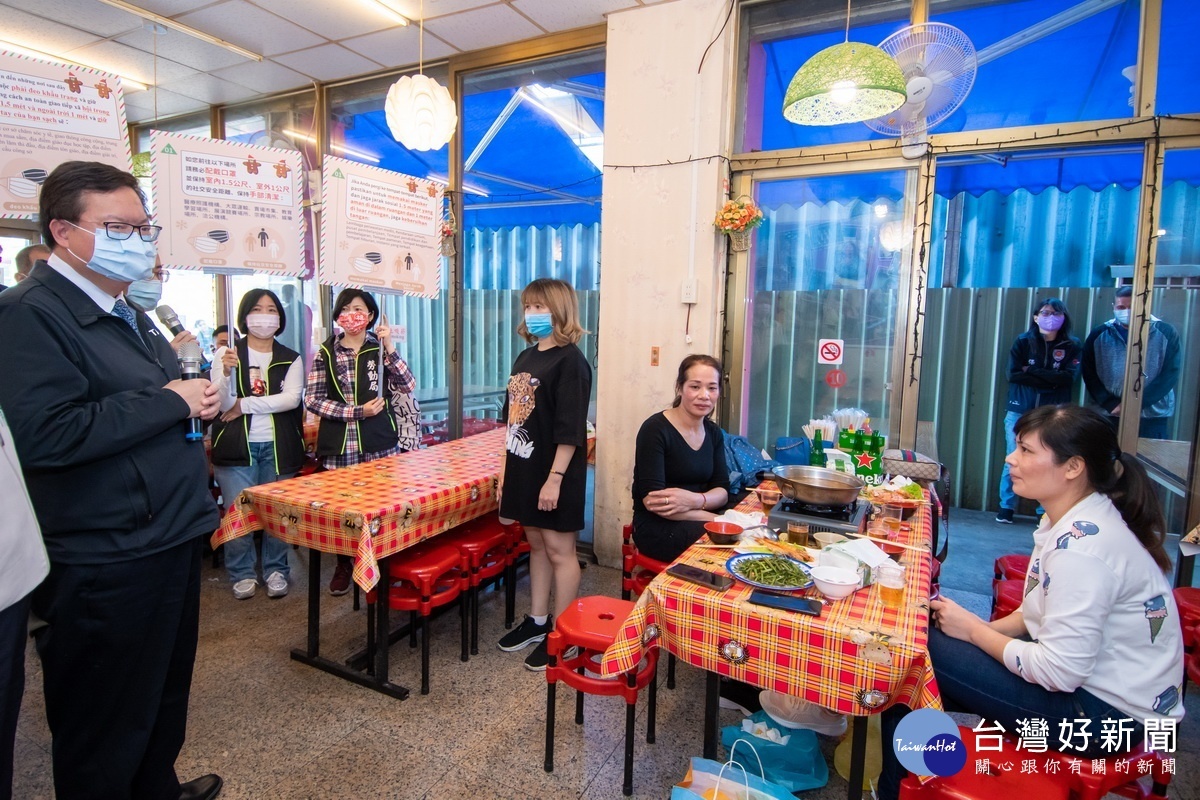 桃園市長鄭文燦前往桃園區移工朋友常去的餐廳、店家視察防疫情形。