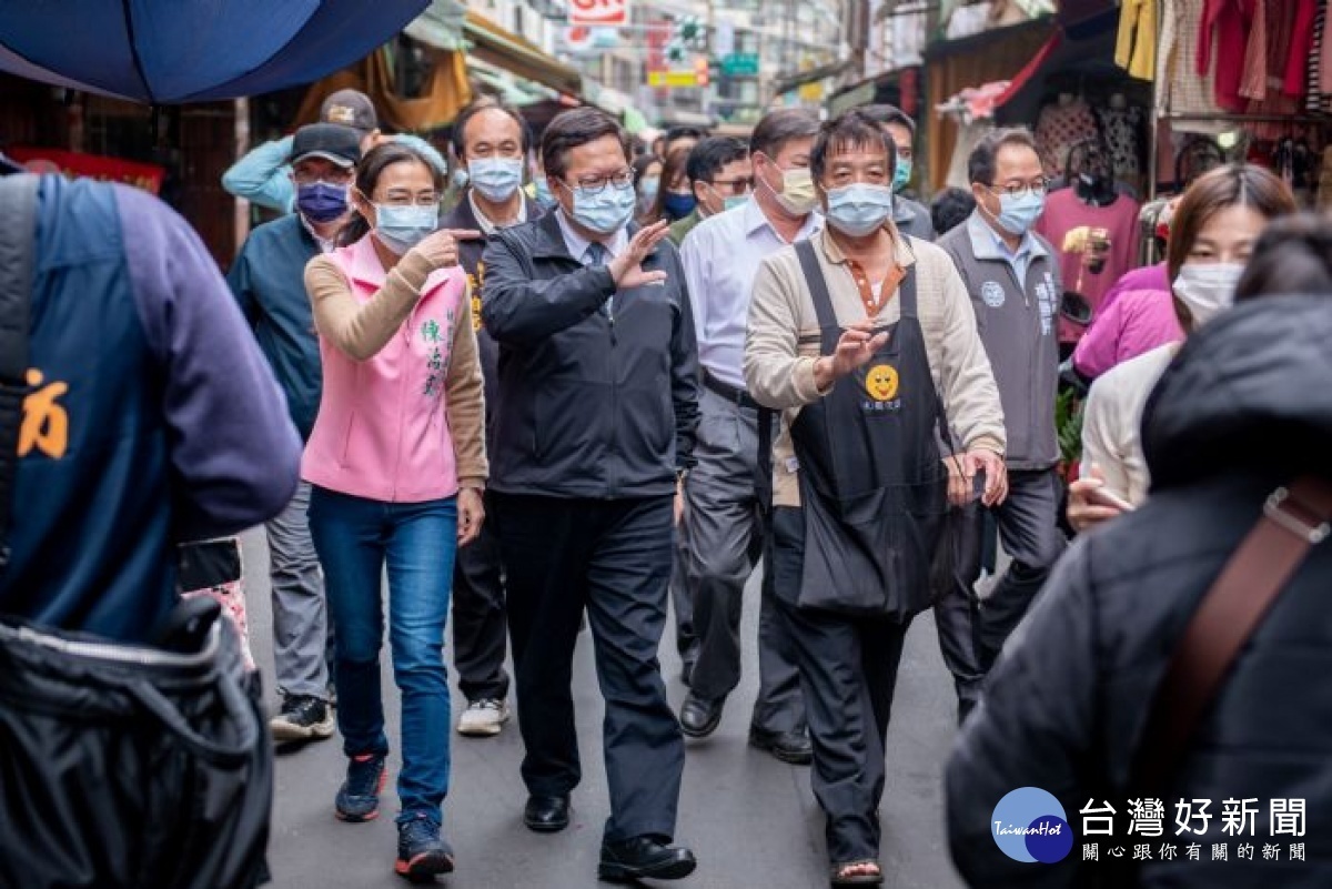 市長與貴賓一同訪視大溪老街