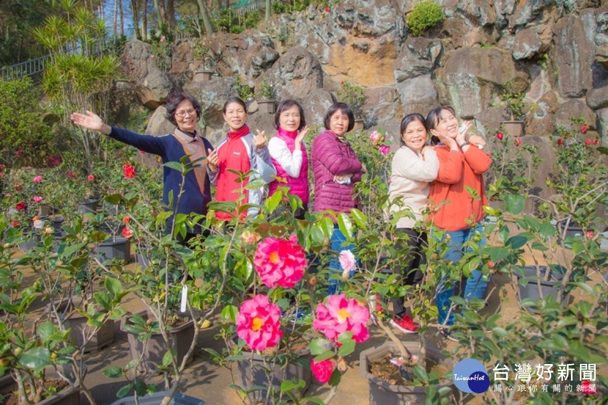 壽山巖觀音寺董事長林正峰歡迎信眾春節闔家到廟裡祈福，順道賞花，並請遵守各項防疫規定