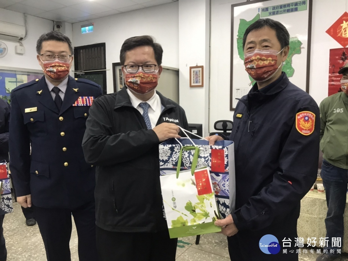 桃園市長鄭文燦到平鎮警分局宋屋派出所，慰勞執勤員警辛勞