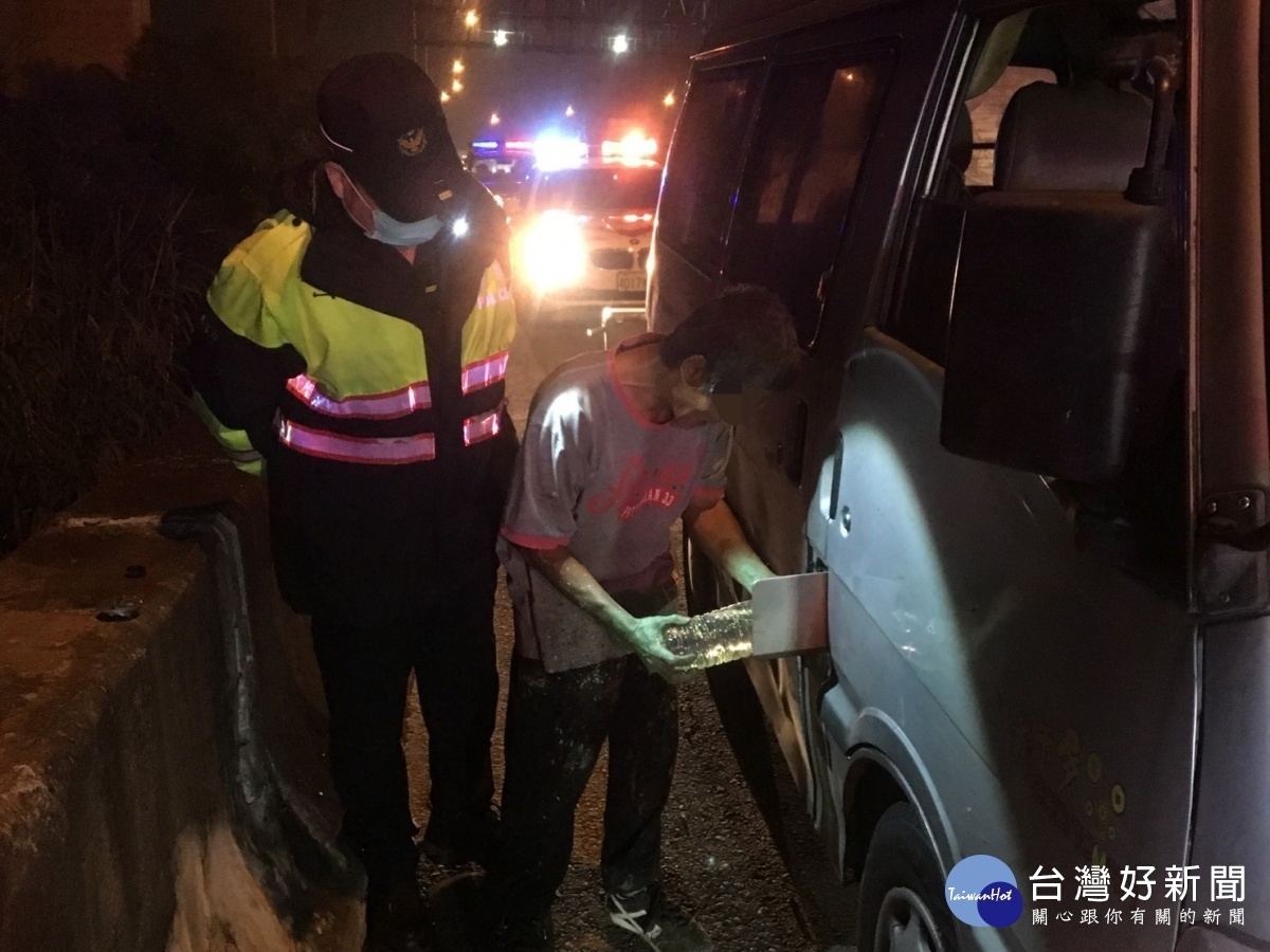 快速道路上汽車拋錨，警方熱心協助