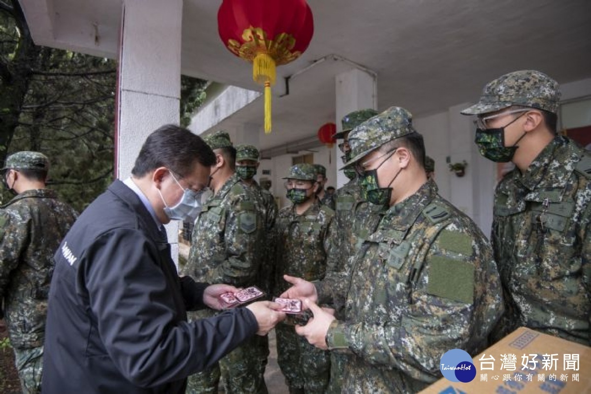 市長發放牛年福袋給國軍三三化學兵群