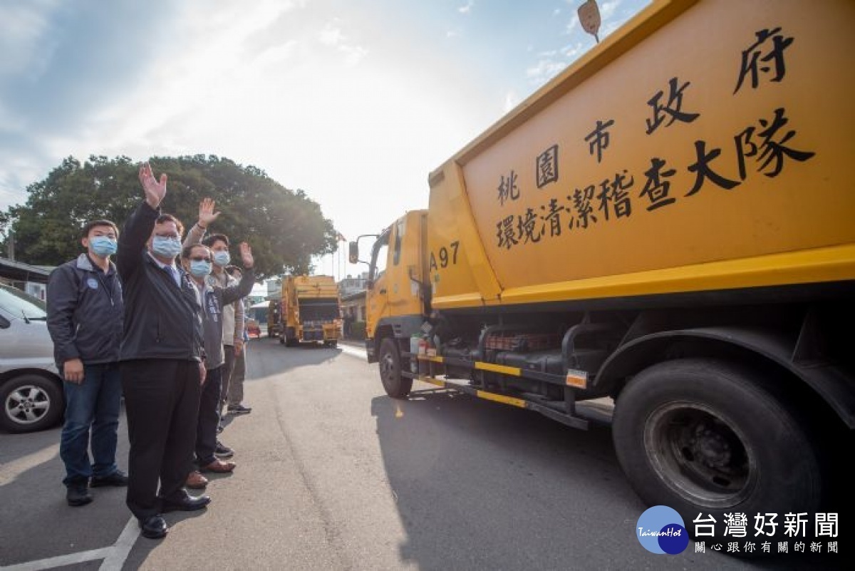 桃園市清潔隊員特別提前在正月初五開始挨家挨戶垃圾收運