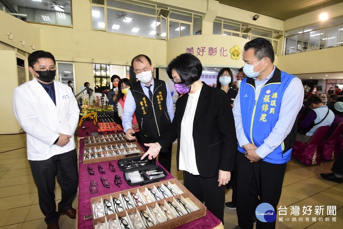 彰化縣啟動65歲老花眼鏡補助，今日彰化縣驗光師公會理事長葉士正、彰化縣驗光生公會理事長呂志忠、縣議員張錦昆、李寶銀陪同彰化縣長王惠美瞭解老花眼鏡驗光配鏡的程序。圖／記者鄧富珍攝