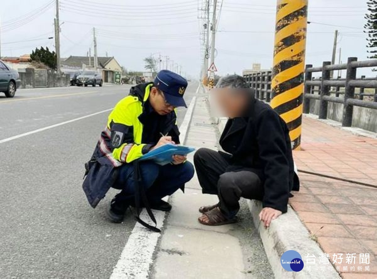 老翁因血壓升高身體不適跌坐路旁，橋頭所巡警熱心關懷，協助連繫家屬平安返家，頻頻感謝警方積極為民服務之作為。