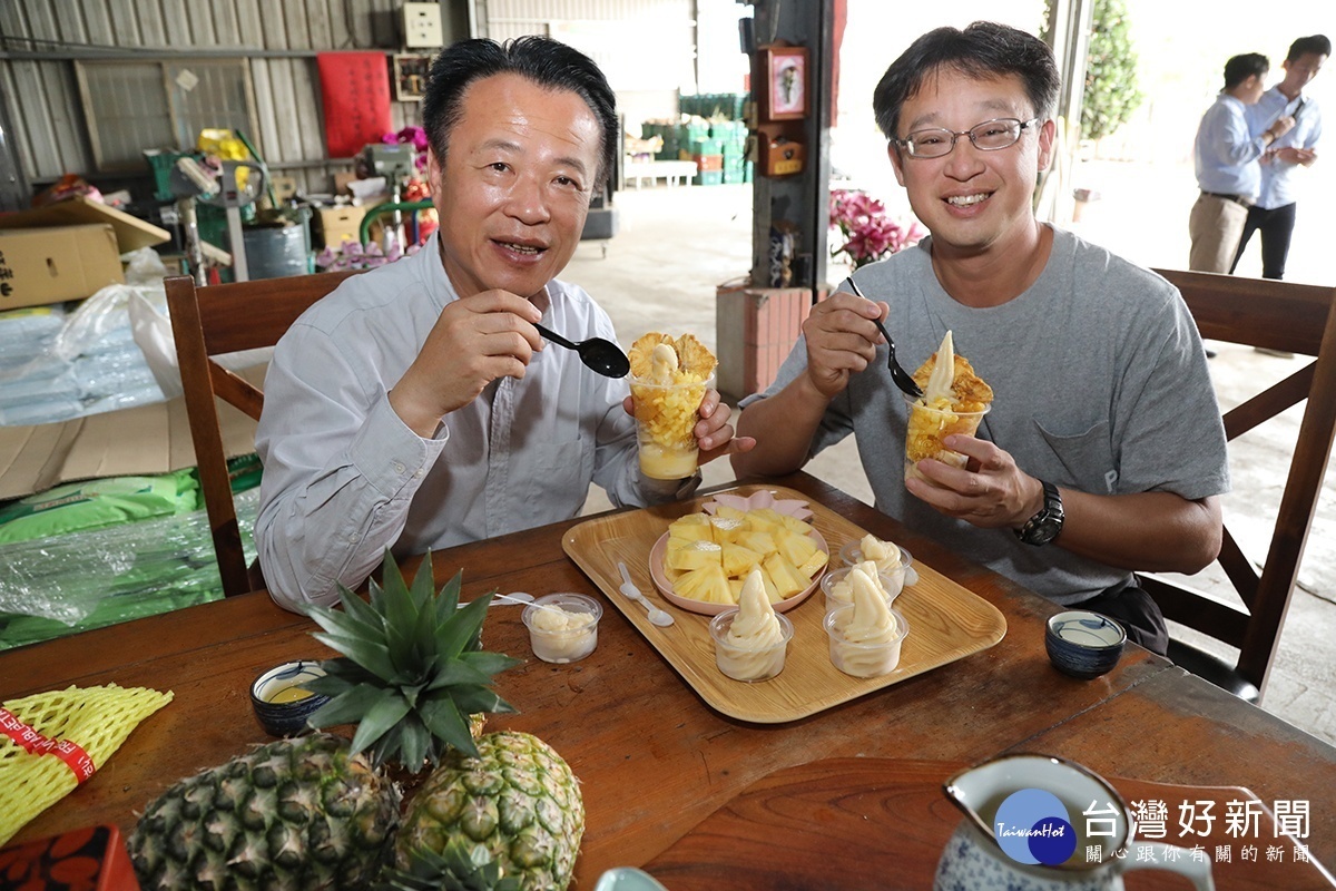 翁章梁品嚐搭配果乾、果肉和冰淇淋的鳳梨聖代，不禁豎起大姆指直誇「怎麼這麼好吃，太犯規了啦！」／陳致愷翻攝