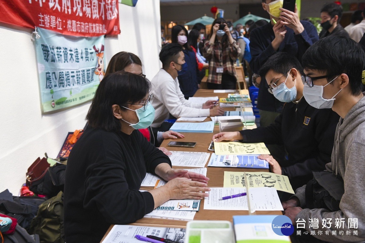 桃園市政府就業職訓服務處舉辦「就業找出路 相挺有頭鹿」現場徵才活動，媒合率達75%。