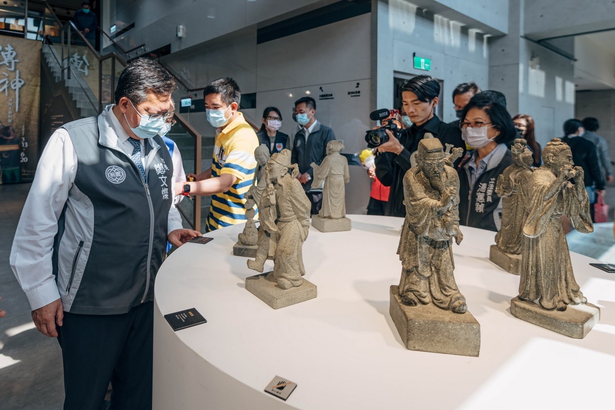 桃園市長鄭文燦出席桃園土地公文化館「傳神」神像工藝特展，參觀藝術匠師們所展出的各類神像藝術作品。