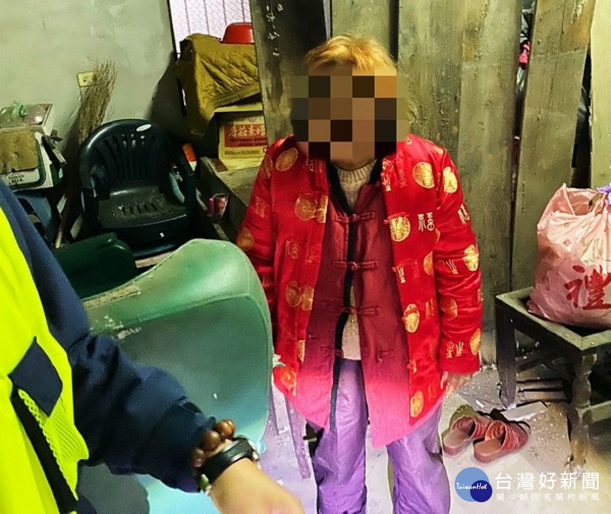 婦人錯過返家末班車，深夜徘迴街頭，金湖所所長蔡瑞彬等主動予以關懷協助，溫馨護送婦人安全返家。