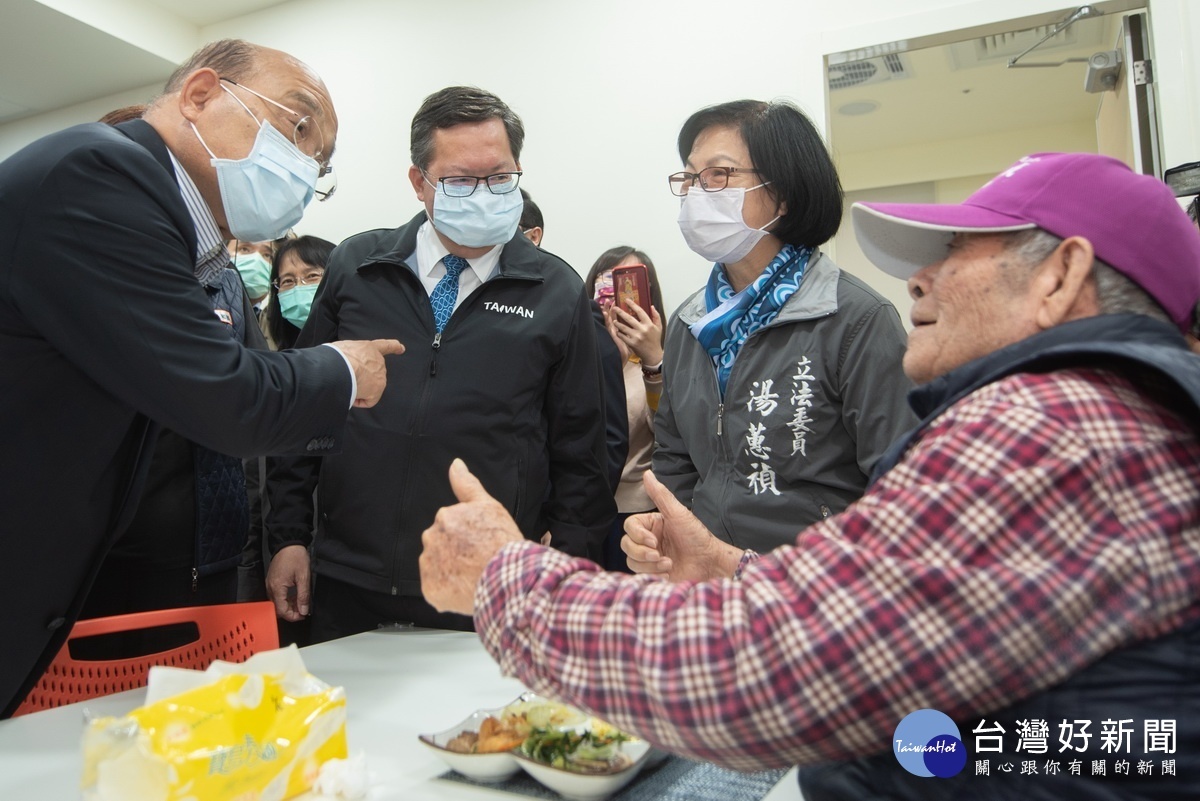 行政院長蘇貞昌、桃園市長鄭文燦訪視和頌住宿長照機構與長者們互動話家常。