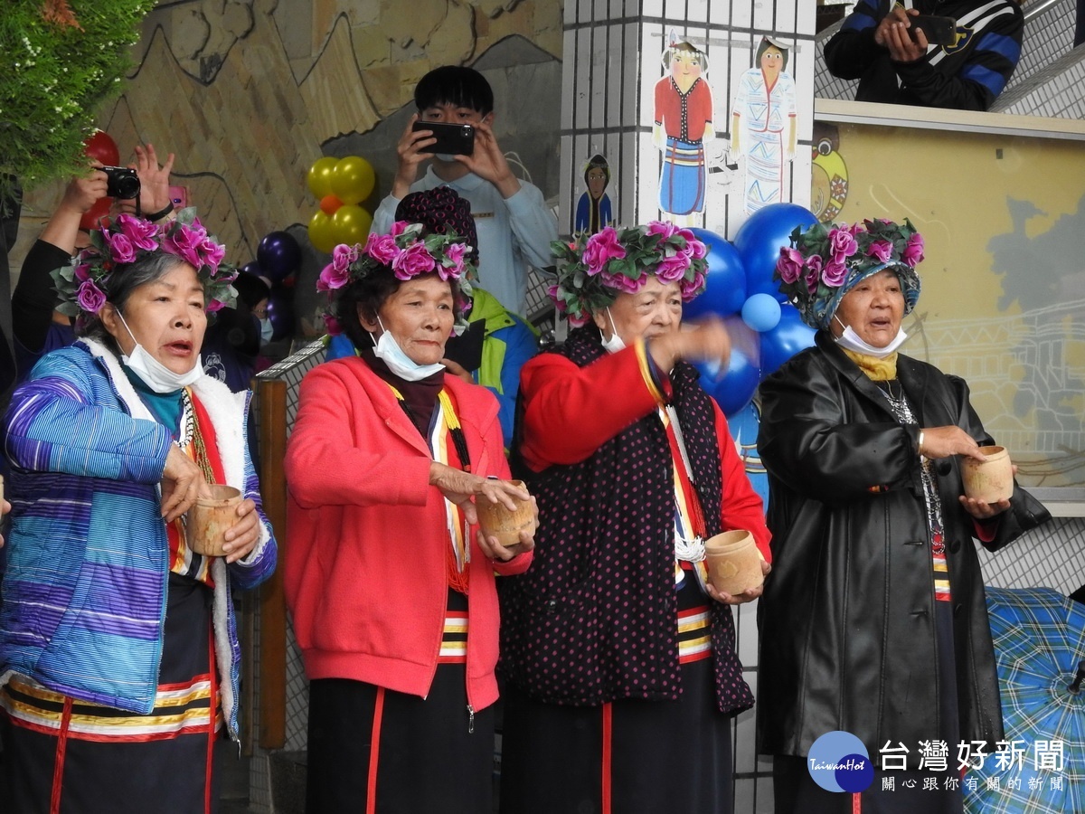 邵族女祭師「先生媽」循古禮祈福。