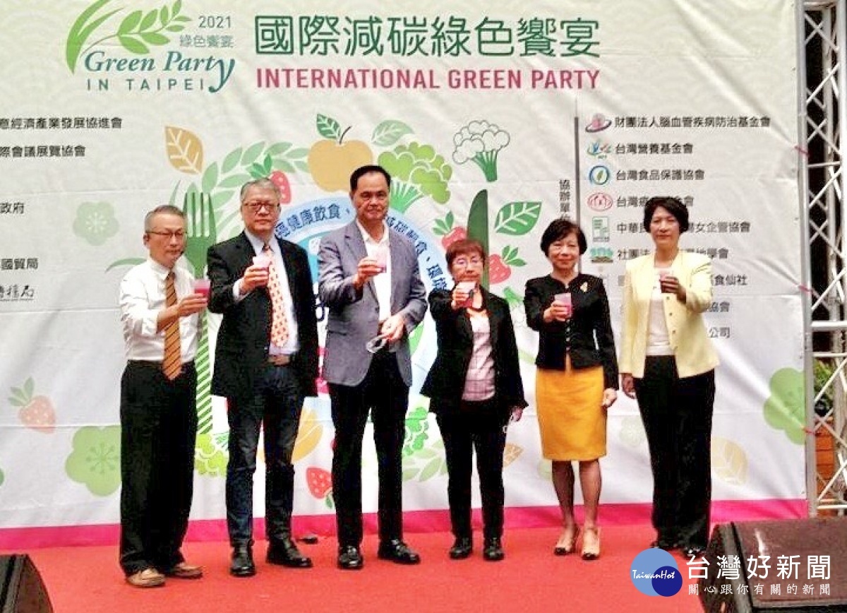 台創協會陳仁德理事長（左二）、唐嘉蔚榮譽理事長（右ㄧ）、中華國際會議展覽協會蘇成田理事長（左三）、臺北醫學大學韓柏檉教授（左一）、台灣營養基金會黃青真董事長（右三）及台灣癌症基金會蔡麗娟副執行長（右二）共同舉杯為健康乾杯！