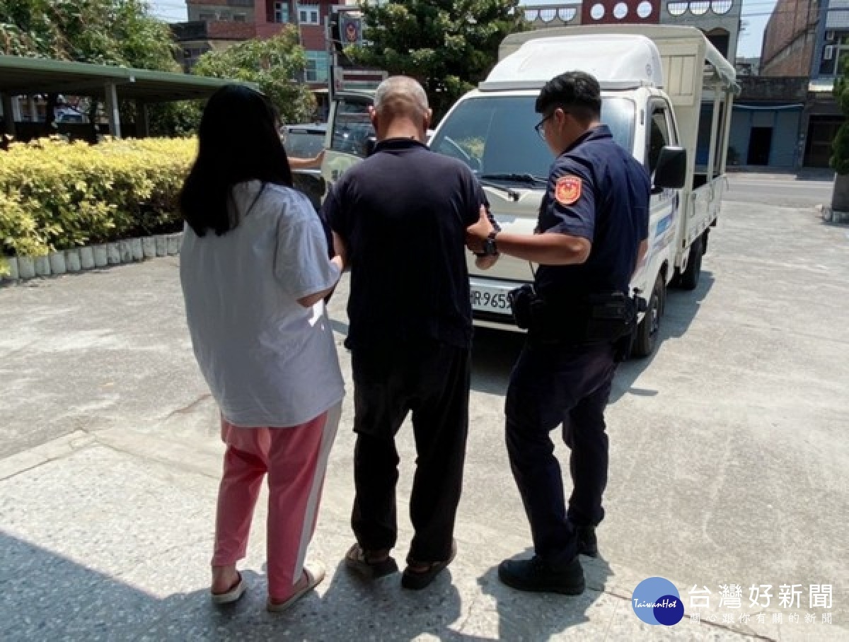 身障老翁騎乘電動車外出，因迷路車又沒電只好停坐在雲嘉大橋下，宜梧警方獲報前往協助，將老翁車輛推至民宅充電，平安脫困。