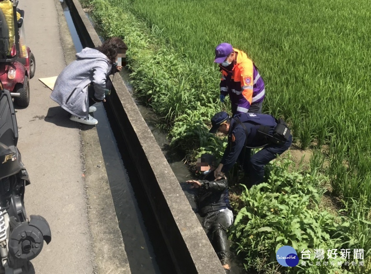 老翁騎車不慎摔落路旁水田邊，龍潭暖警即刻救援送醫