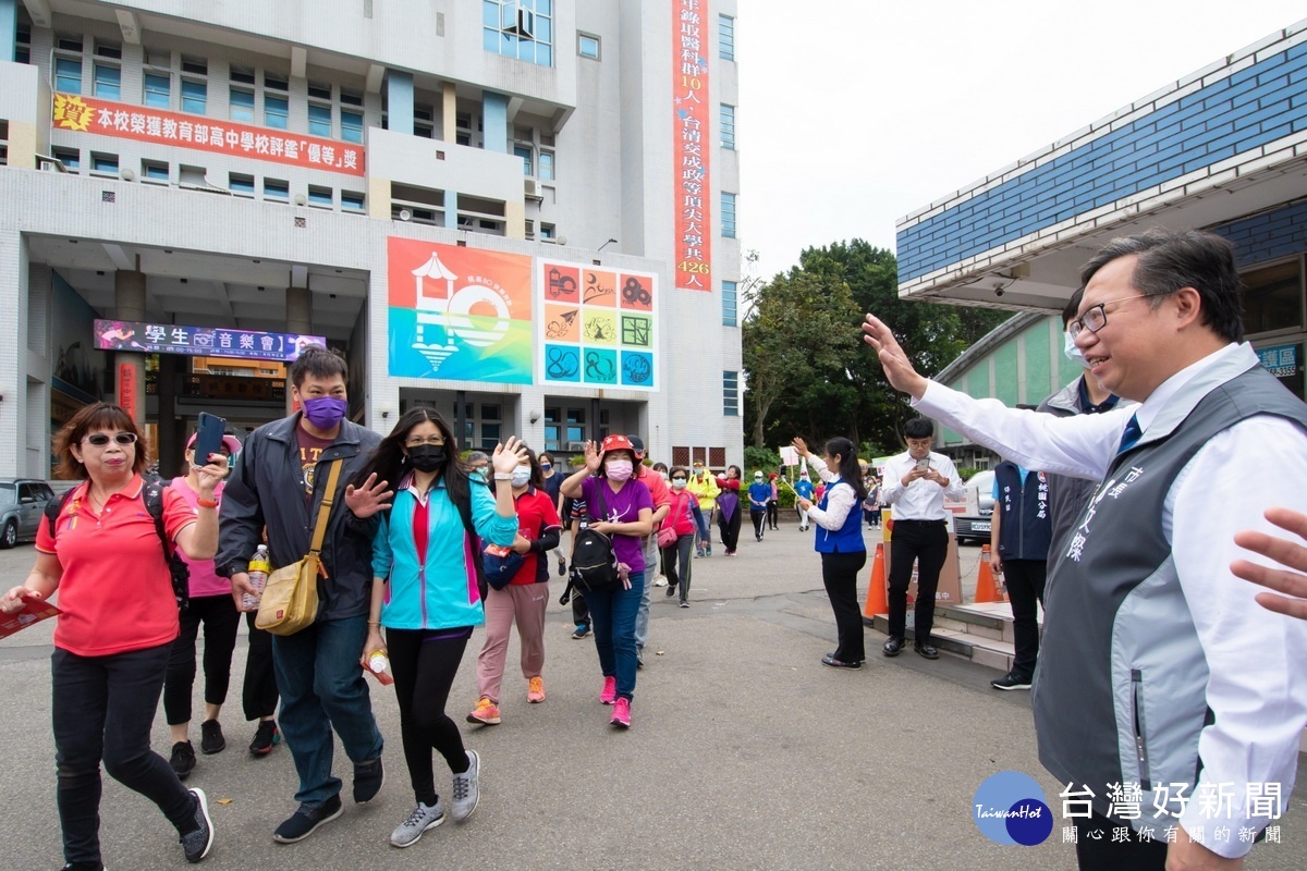 桃園市長鄭文燦向參與「桃園區全民千人健走運動嘉年華」活動的民眾揮手致意。