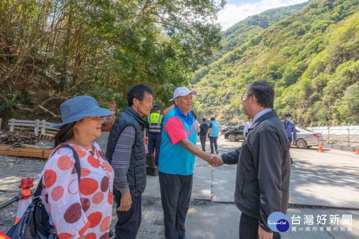 市長向居民握手致意