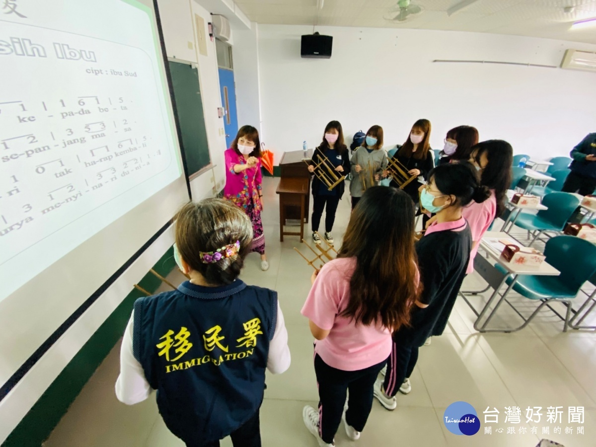 移民署行動服務列車開向校園 新住民學生志工培訓校內扎根