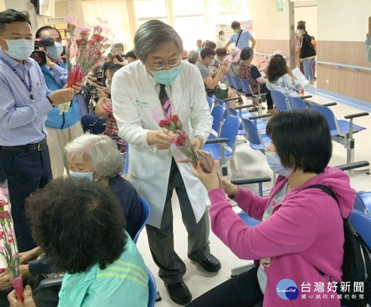 北港媽祖醫院團隊為孕期及產後有憂鬱症狀的患者，舒緩排解身心不適，院長及副院長亦現場致贈康乃馨，獻上對偉大母親的祝福。